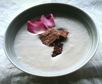 Mandelmælk-stikkelsbær koldskål med mandel-kokosflakes
