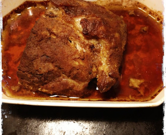 Pulled Pork m. coleslaw, BBQ sauce og marinerede rødløg