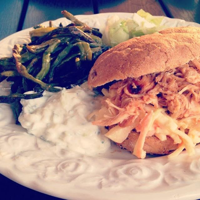 Pulled chicken burger med Coleslaw