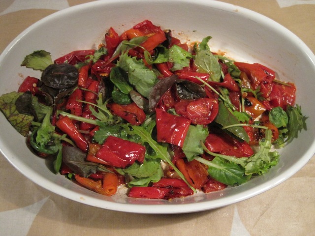 Bagte peberfrugter og tomater med rucola