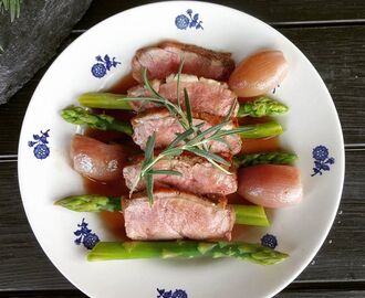 Andebryst med bakt sjalottløk & sjysaus ✿✿ Servert med fløtegratinerte poteter og asparges ♫♪
