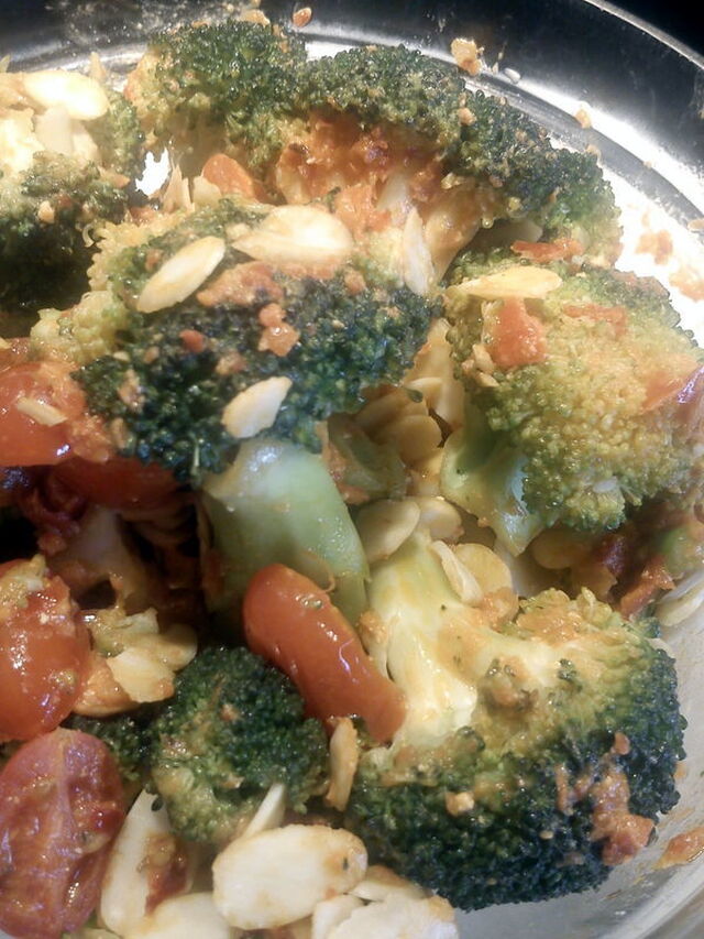 Svitset Broccoli med pesto og mandler