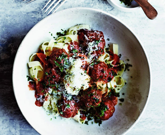 Pasta med kødboller i tomatsauce