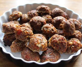 Oksekødsfrikadeller med tomat og feta i ovn