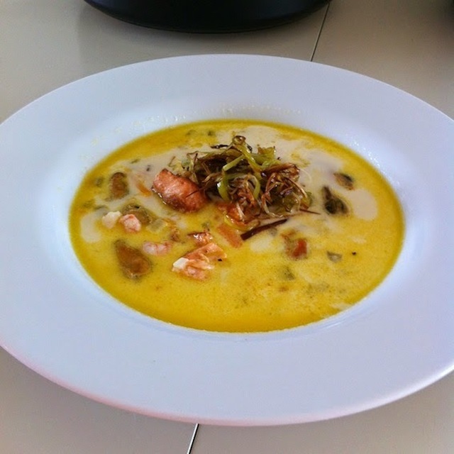 Cremet fiskesuppe med sprød porre-topping