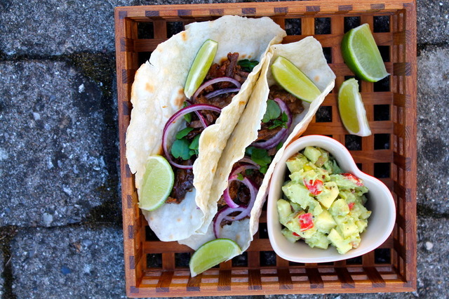 Hjemmelavede tacos med pulled beef og avocado-salsa