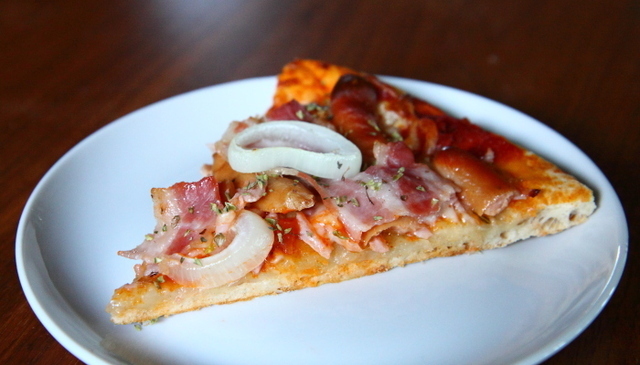 Meatloverpizza med pølse, bacon og løg