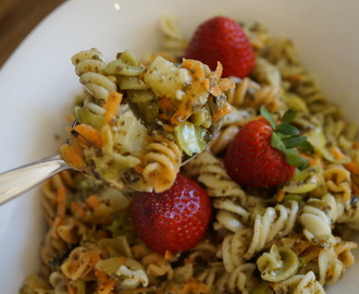 Pastasalat med Tangpesto og parmesanost