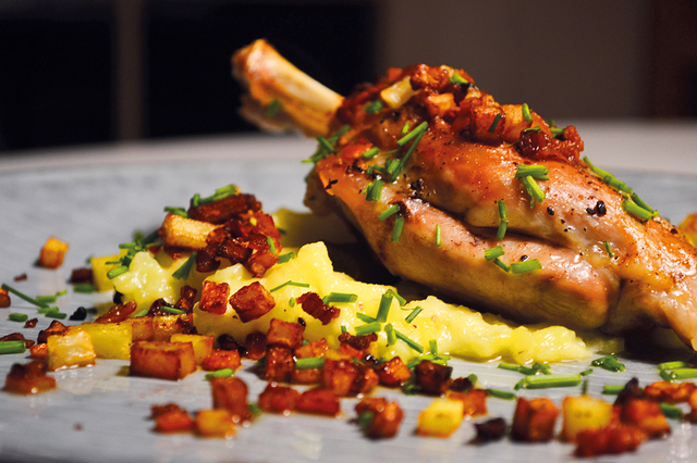 Langtidsstegte spoleben med cremet kartoffelmos og sprøde tern af selleri, gulerod, kartoffel og bacon