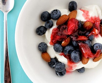 Græsk yoghurt med rabarberkompot, mandler og blåbær