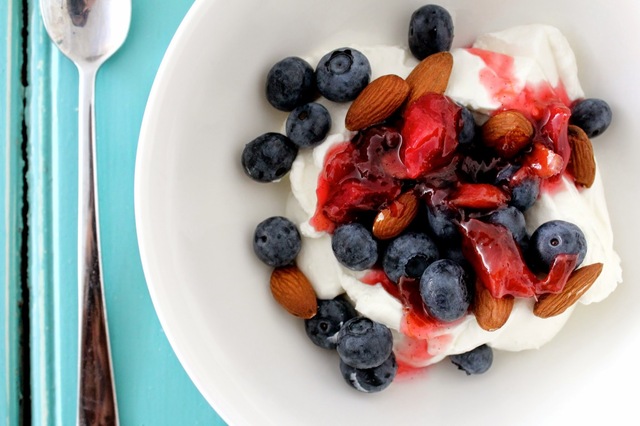Græsk yoghurt med rabarberkompot, mandler og blåbær