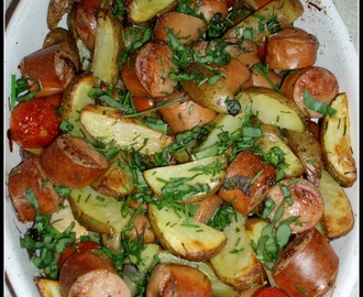 Ovnbagte pølser med kartoffelbåde og tomater