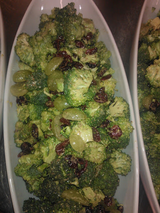 Røget  Hellefisk med broccolisalat vendt i rævedressing :0