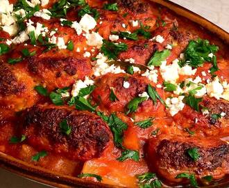 Græske kødboller og kartofler i tomatsovs