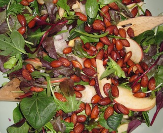 Babysalat med jordskokker, æbler og mandler