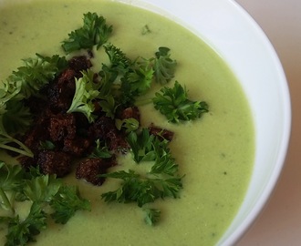 Kold Agurkesuppe med Rugbrødsdrys