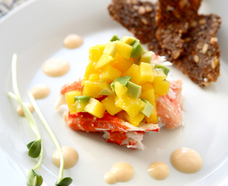 Kongekrabbe med mango-avocado-salsa og rugbrødschips