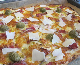 Hvid pizza med kartoffel, 3 slags oste og bacon