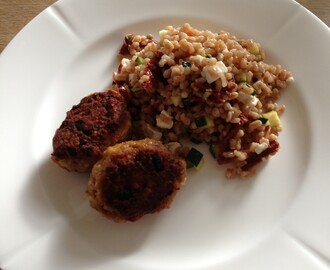 Perlespelt salat med kyllingefrikadeller