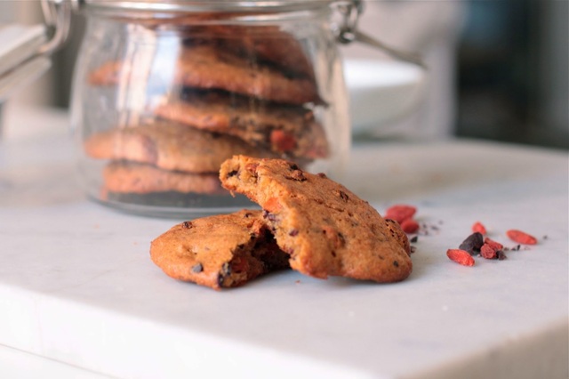 Myke cookies med gojibær og kakaonibs
