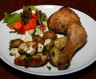 Hvidløgskylling med græske kartofler og salat