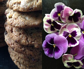 Blomster og krydrede cookies med pistacenødder.