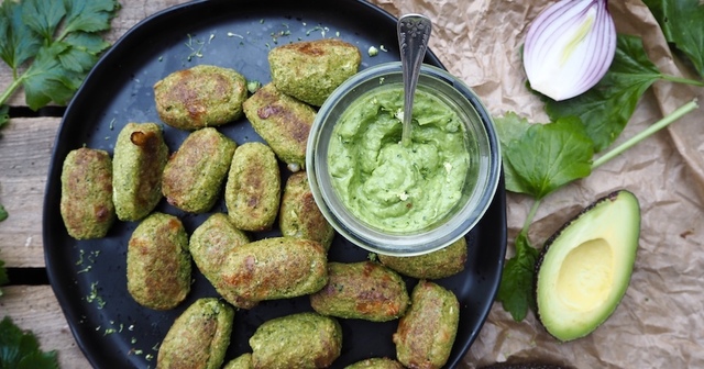 Små grønne broccolibidder med lækker avokado dip
