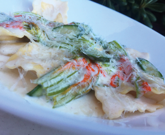 Tortellini med zucchiniblomster og fløde