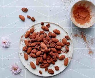 Mandel-rosin snack med kakao og kanel