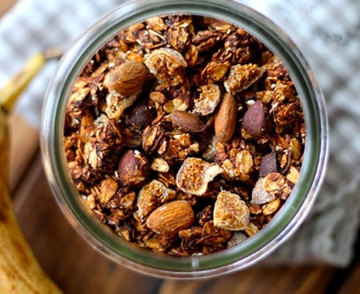 Choko-banan granola med tørrede figner og nødder