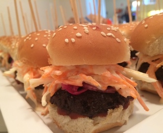 Mini burger med coleslaw og syltet rødløg