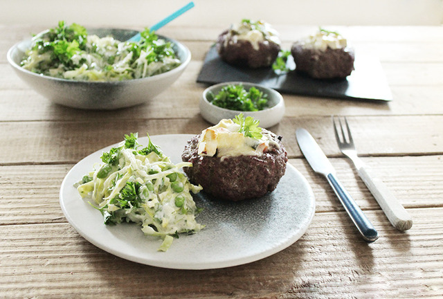 Fyldte hakkebøffer med sommer coleslaw – Samarbejde med Kosan Gas