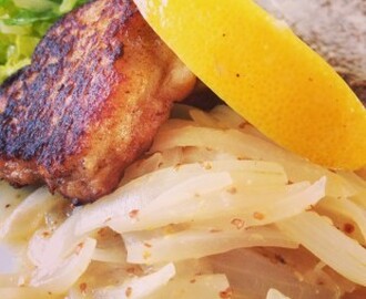 Let og hurtig aftensmad – fiskefrikadeller på rugbrød med løgkompot
