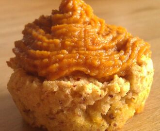 Mandelmel muffins med sød gulerodsfrosting