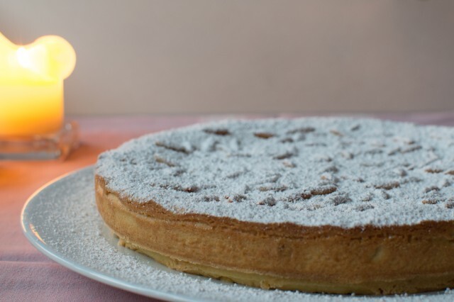 Traditionel italiensk dessert – torta della nonna