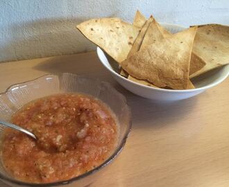 Tomatsalsa serveret med ristet flute eller pandekage-chips