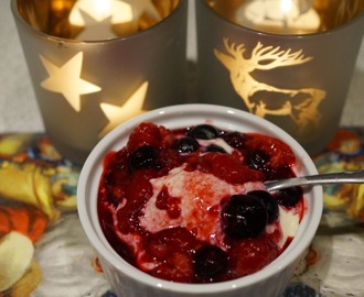 Frozen Marcipan Yoghurt med varm Bærsovs - 4. december