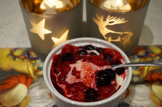 Frozen Marcipan Yoghurt med varm Bærsovs - 4. december