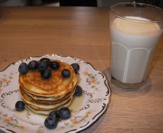 Amerikanske pandekager med banansmoothie