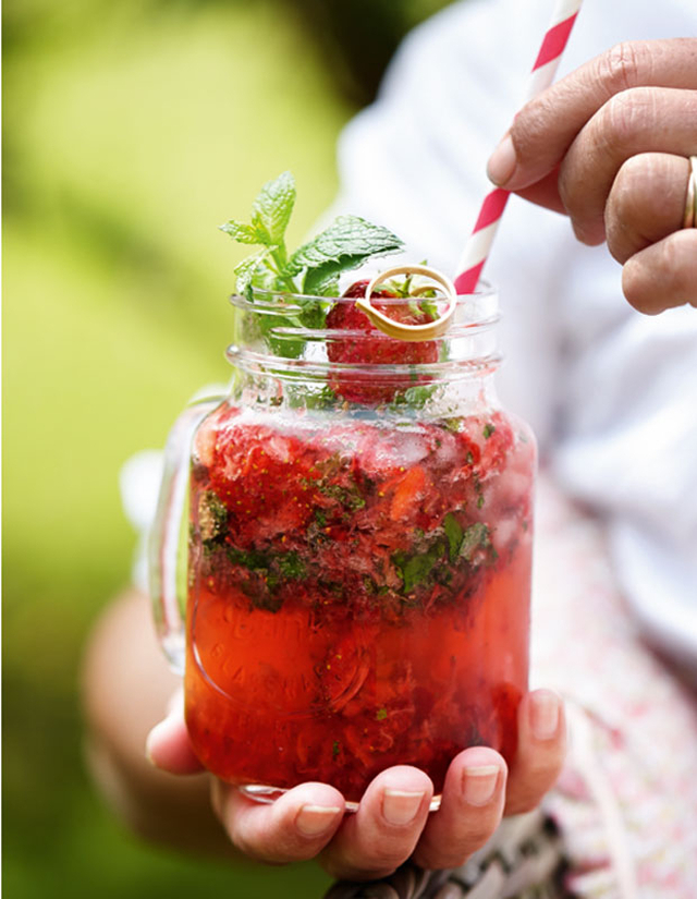 Sommerdrink: Mojito med jordbær og mynte