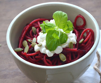 PASTA MED RØDBEDEPURÉ OG HYTTEOST