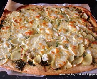 Pizza med pesto, kartoffel og mozzarella
