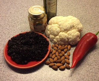 Salat med sorte ris, blomkål og rød peber