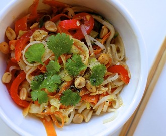 Pad thai med grøntsager og peanuts