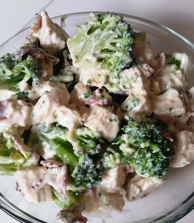 Kyllingesalat med Broccoli og Bacon
