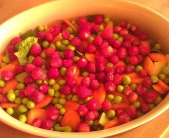 Grøn salat med ærter, jordbær og mandeldrys