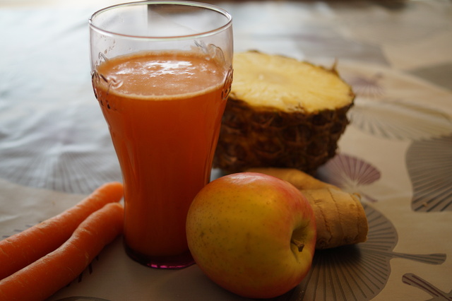 Slowjuicer: Gulerods/Æblejuice med ingefær og ananas