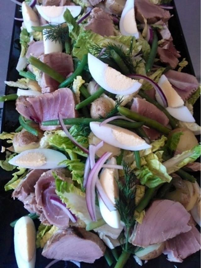 Salat nicoise med grillet tun , kogte kartofler , bønner , kogte æg
ogvinegrette .