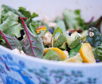 Salat med gul squash, avocado og marineret feta