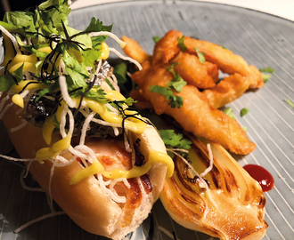 “Hotdog” med stegt laks, fiskeskind, puffede risnudler og wasabimayo. Mangrofritter on the side …